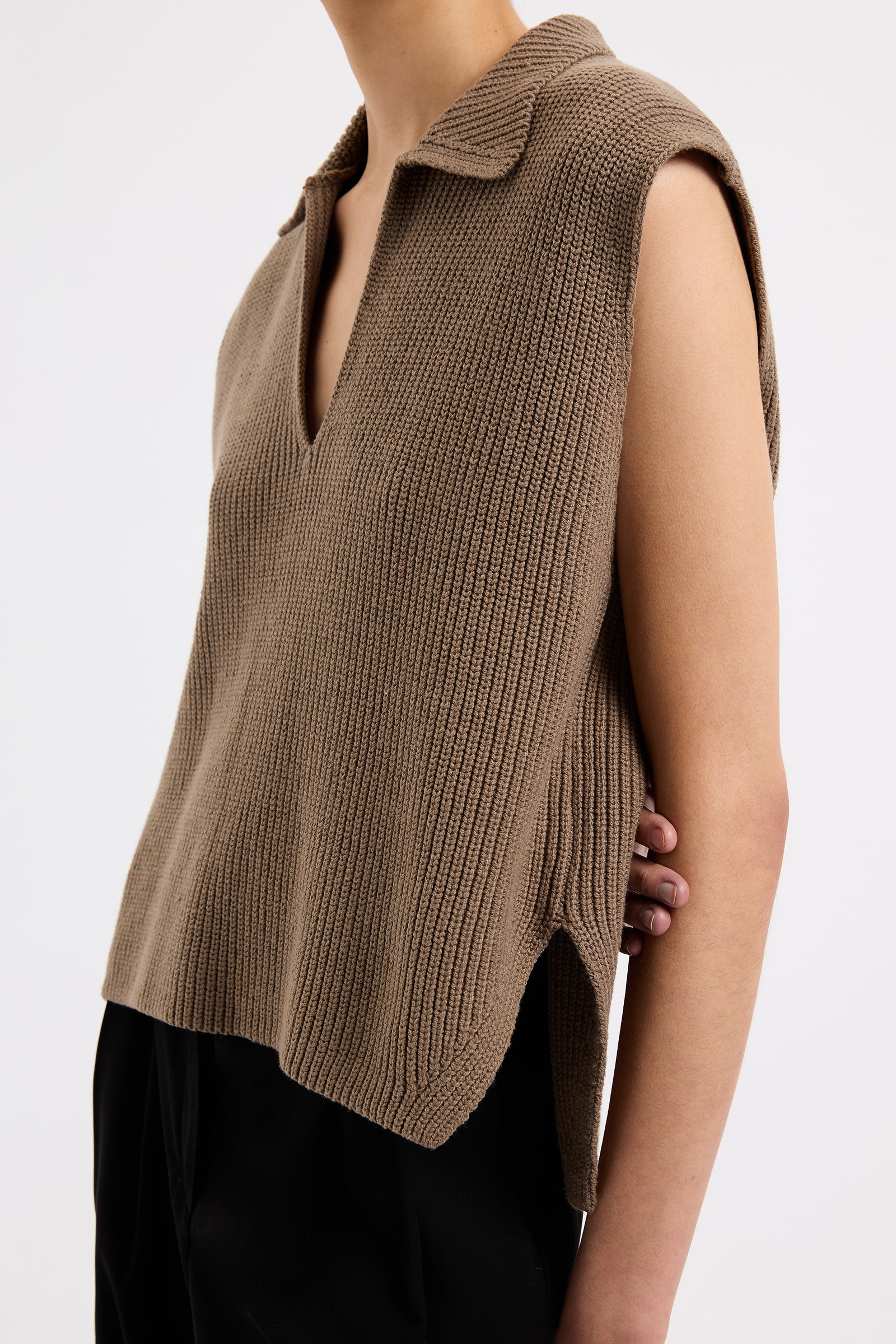 Enes Knit Vest Chestnut 